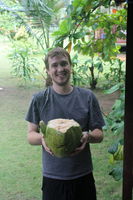 Nakonec jsem ten kokos otevřel ... ale byl to boj:-) | Malaysia - Tioman I. - 19.-20.8.2010